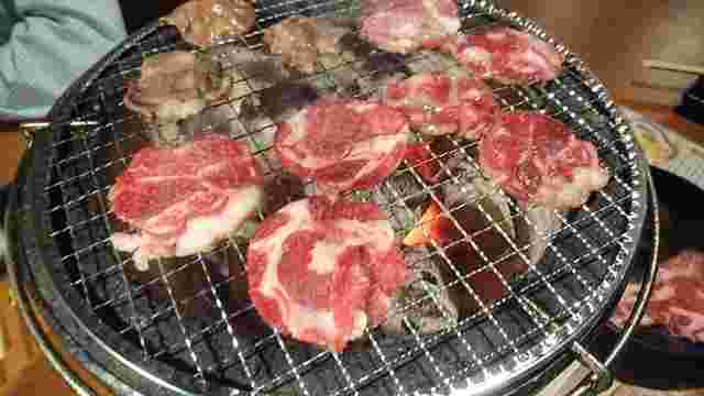 炭火で焼く肉