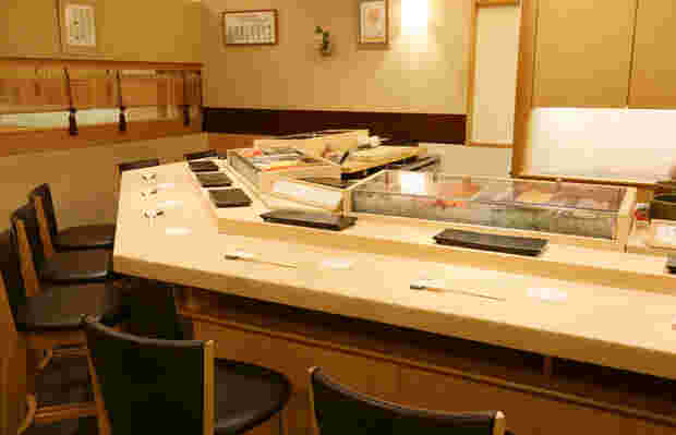 すし膳大丸店の店内