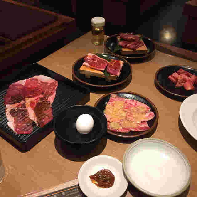肉がたくさん並ぶテーブル