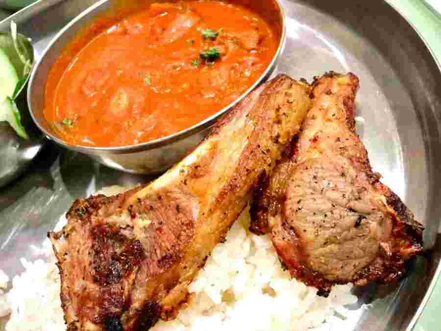 カレーとラムチョップの画像
