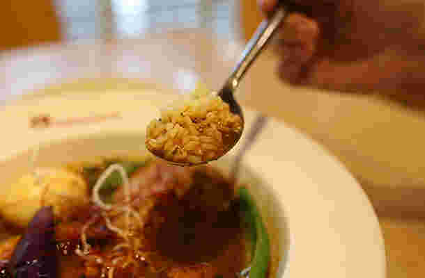カレーを食べる様子