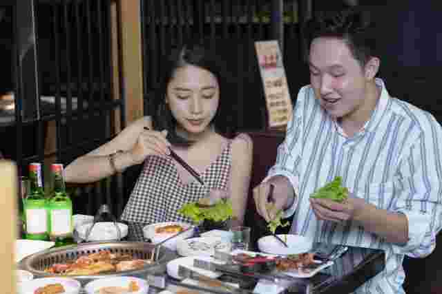 焼肉を食べる男性と女性
