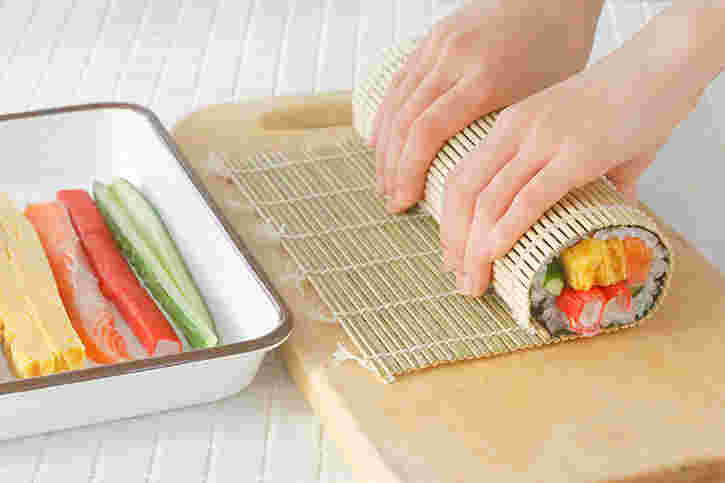 海苔巻きをまきすで巻く