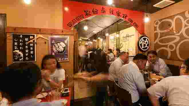 「餃子バル・餃子家・龍・新天地店」の店内