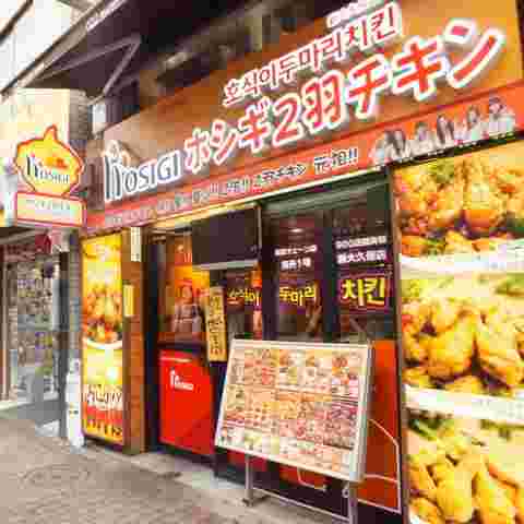 フライドチキンの写真とハングル文字が目印のお店の入り口