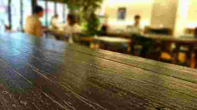 カフェのテーブルとその店内