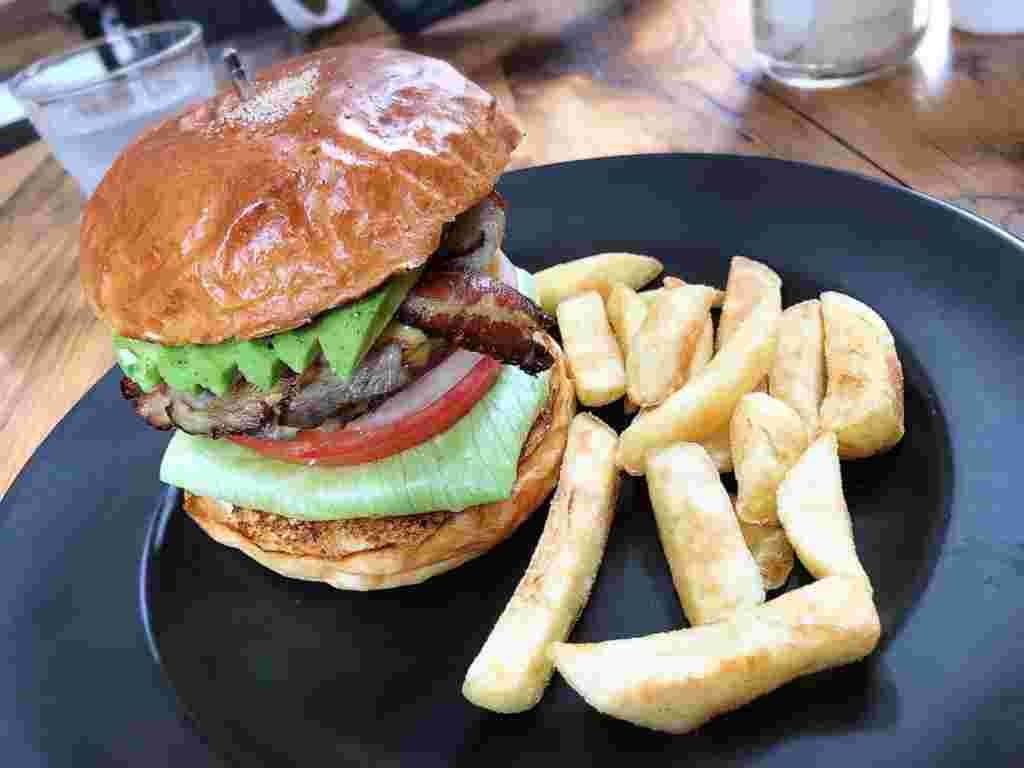 自家製ベーコンチーズバーガー