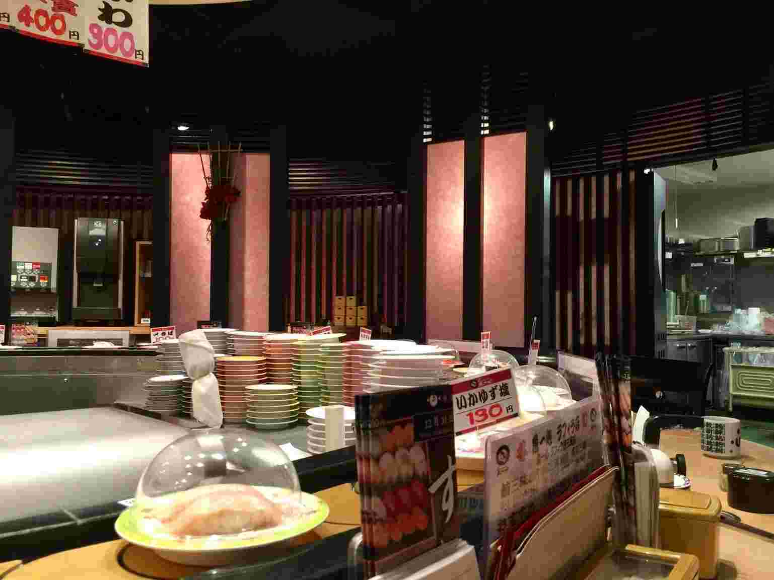 寿司が回転する店内