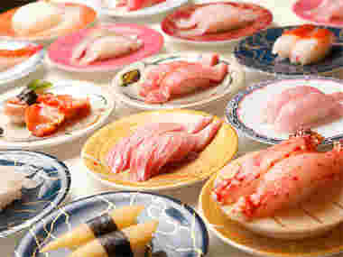 おいしそうな握り寿司が斜めに並ぶ