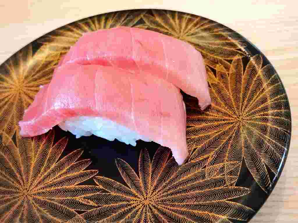 ピンクがかった上質なまぐろ握り