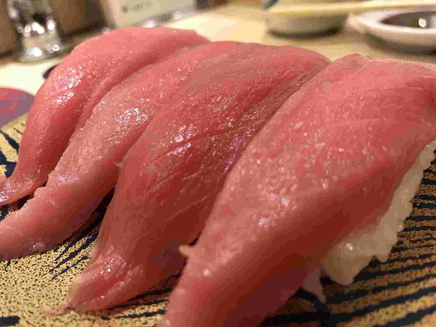 せまりくるまぐろ握り
