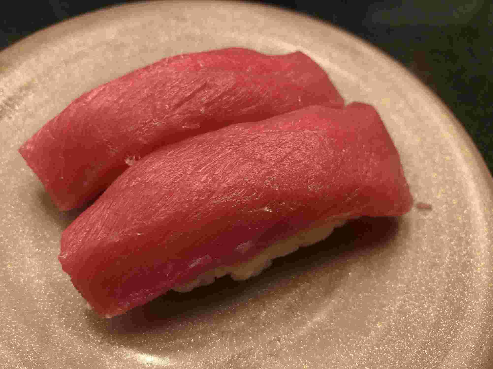 真っ赤なまぐろ握り二貫