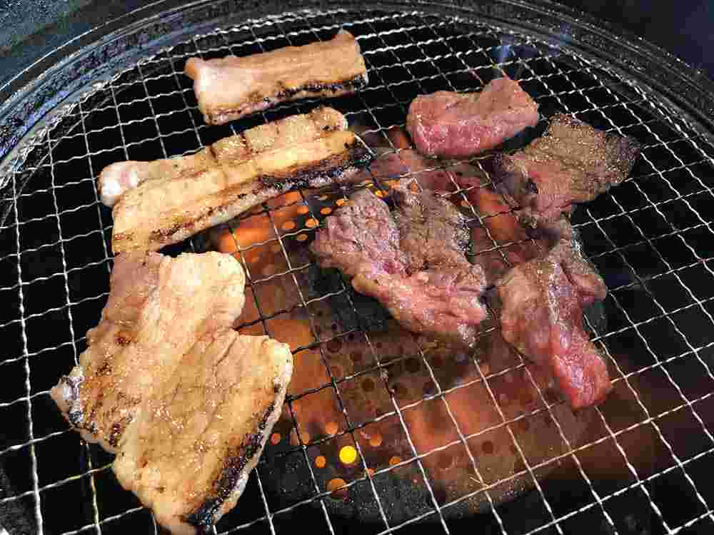 肉を焼いている様子