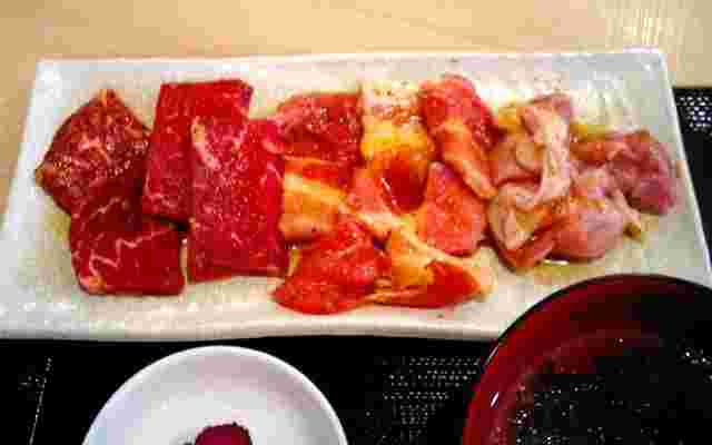焼肉蔵の肉がお皿に乗っている様子