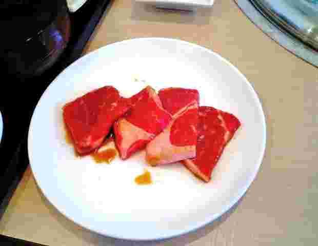 肉が4枚お皿に乗っている様子