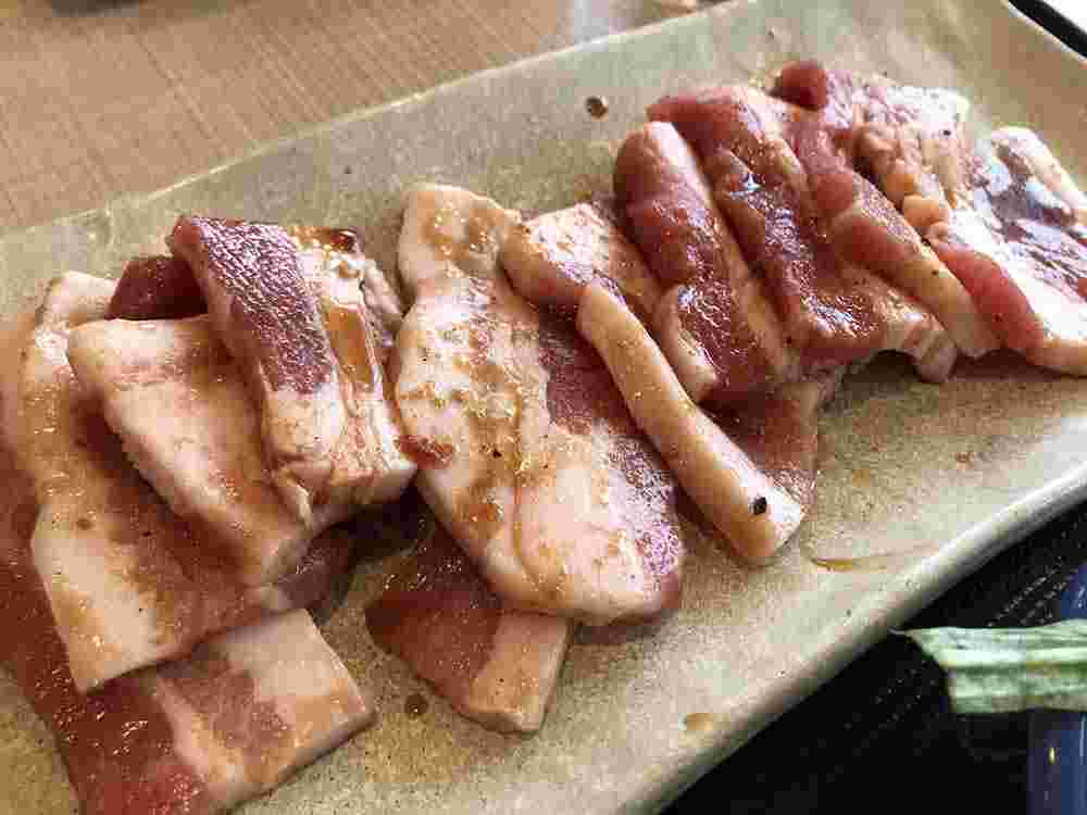 焼肉蔵の肉がお皿に乗っている様子
