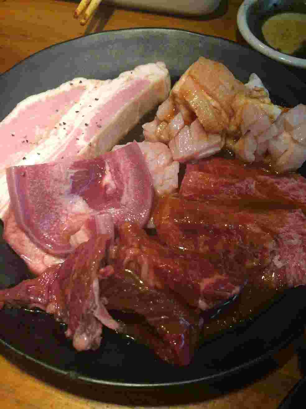 じゅじゅ庵の厚切りされた肉
