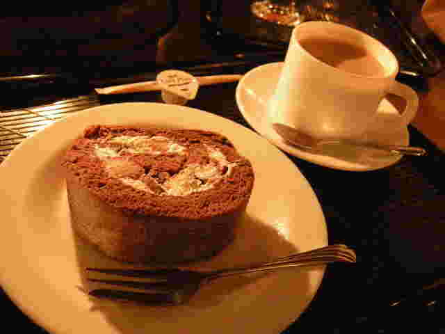ケーキセットのケーキとコーヒー