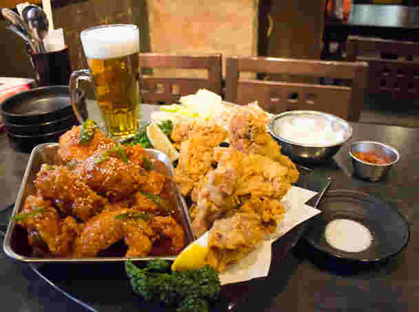 大ぶりな韓国のフライドチキンと生ビール