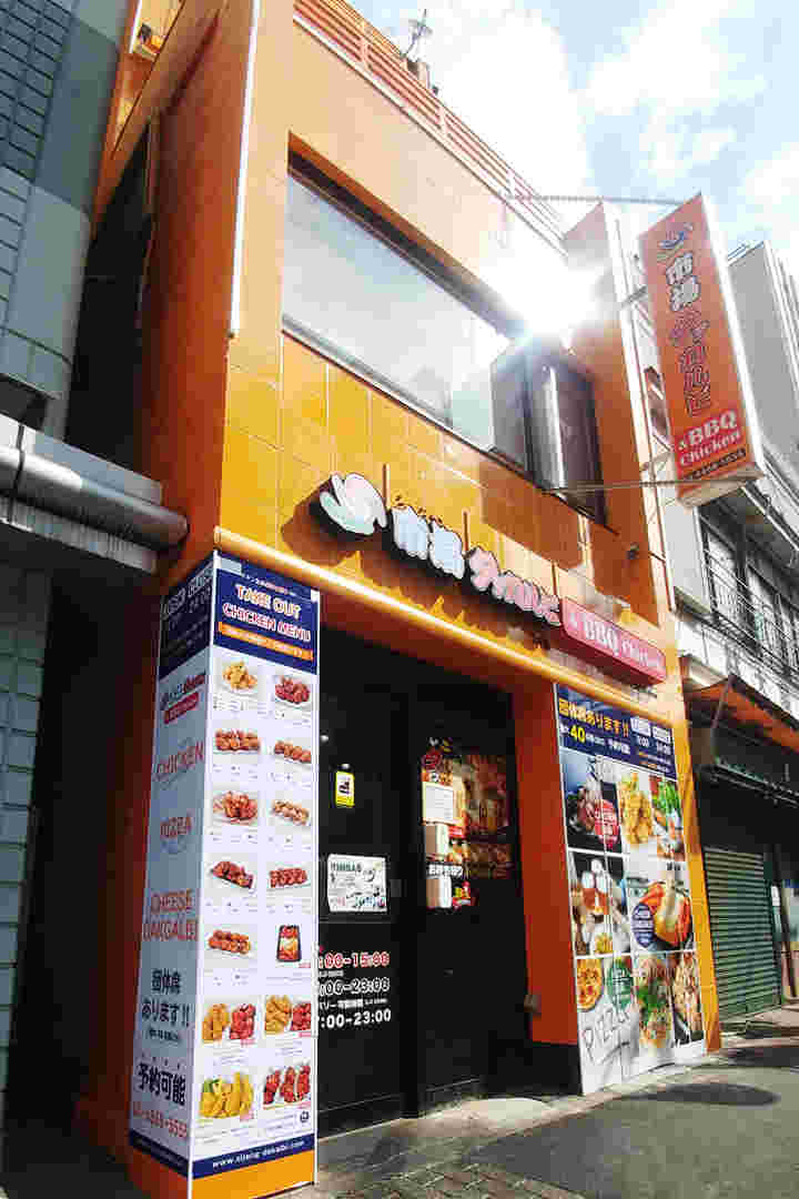 全面黄色の外壁が目印の市場タッカルビ＆BBQ Chicken