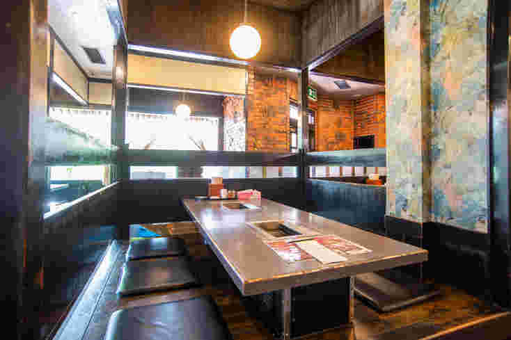 「アスカ」のレトロな店内