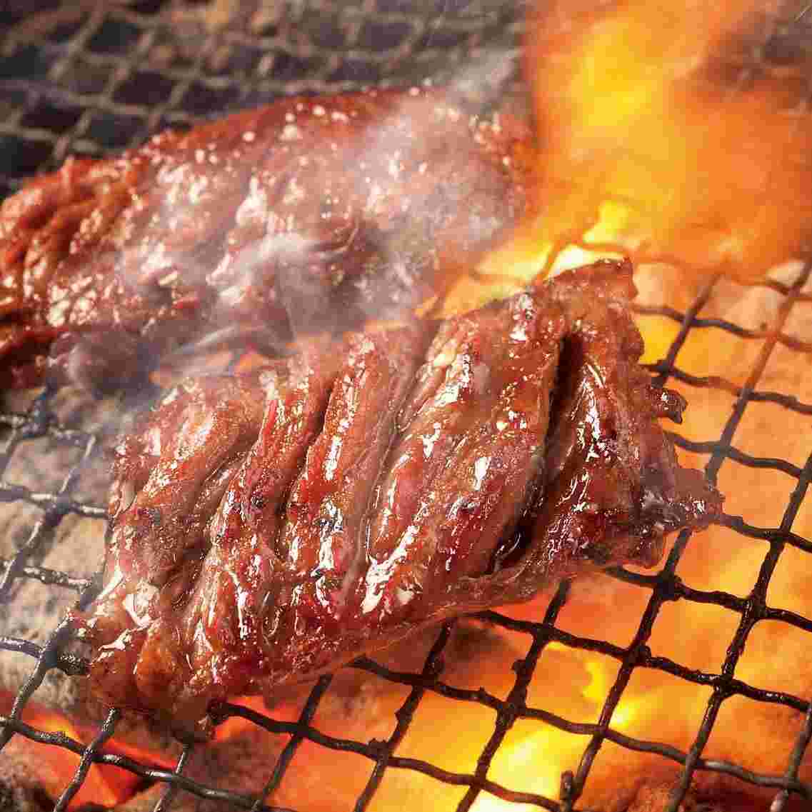 焼肉を焼いているイメージ画像