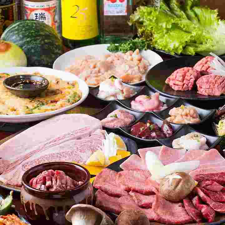 色んな牛の部位が美味しそうに皿に盛られている