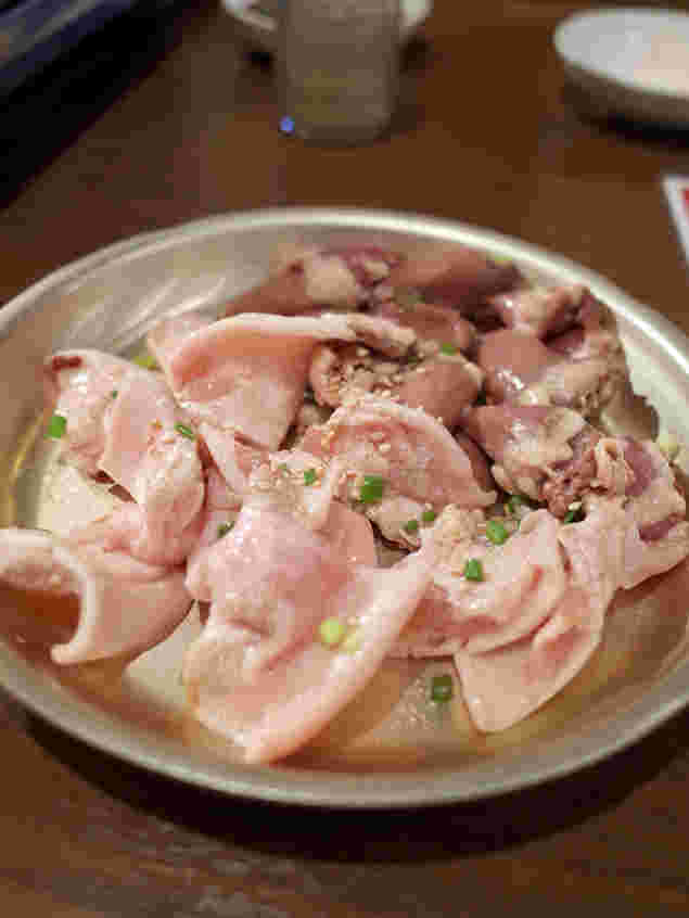 オリジナルのタレで味付けされたホルモン
