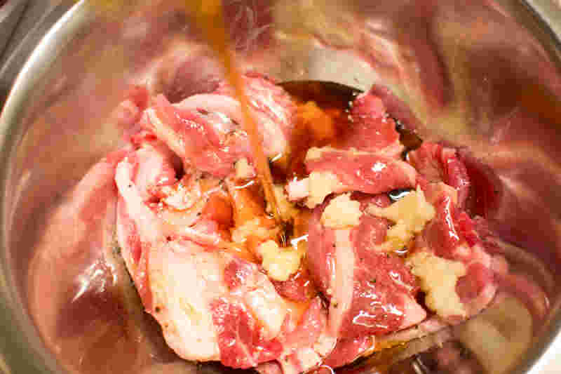 ごま油をいれて下味をつけている様子