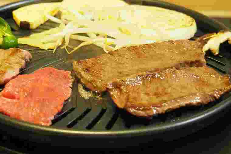やきまるでお肉や野菜を焼いている