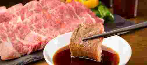 常温のお肉と焼いたお肉をタレにつけている