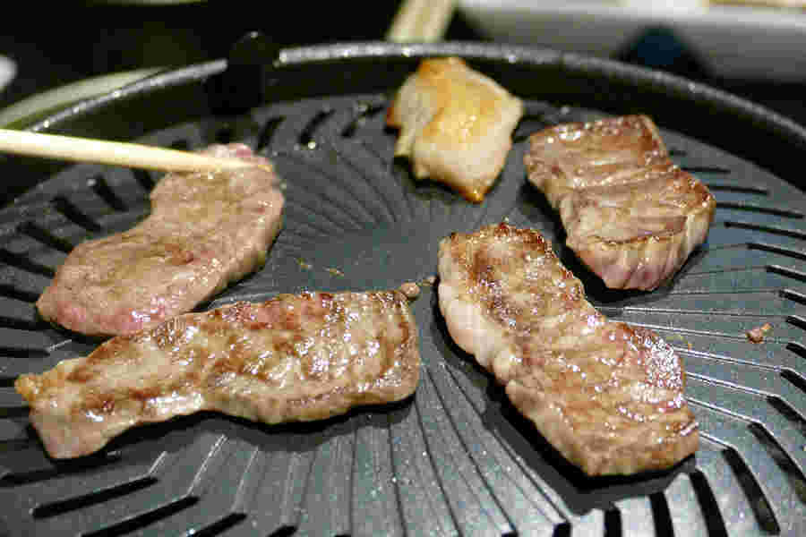 家庭用グリルでお肉を焼いている様子