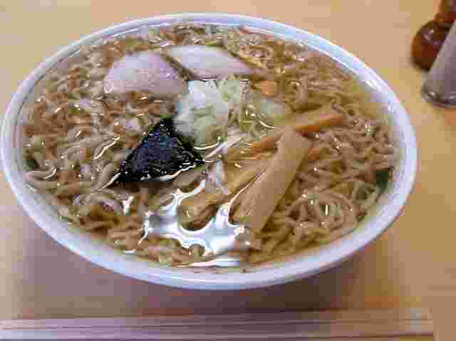 澄み切ったスープに平打ちの縮れ麺と三角海苔がトレードマーク