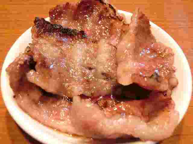 脂身の多く脂が光っている焼いたカルビ