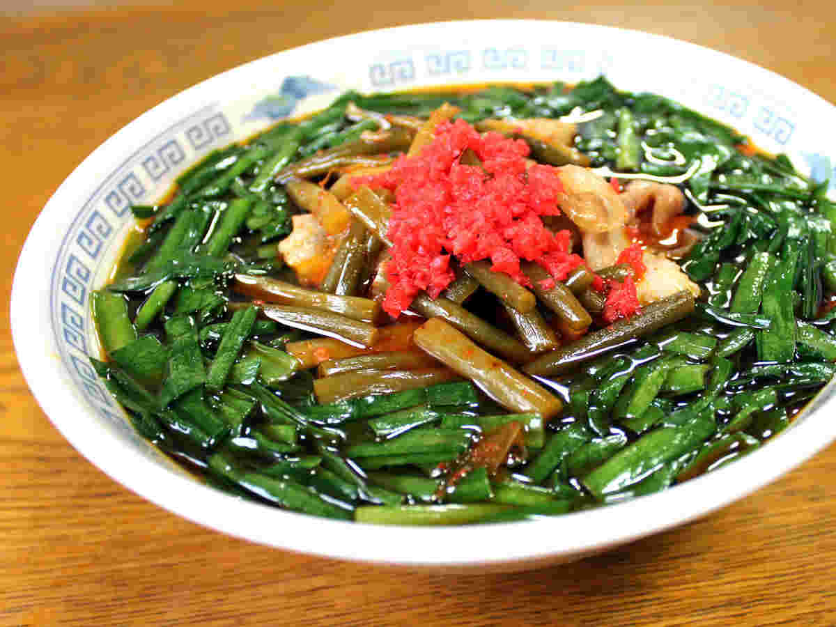 ニラと紅ショウガのコントラストが綺麗なラーメン