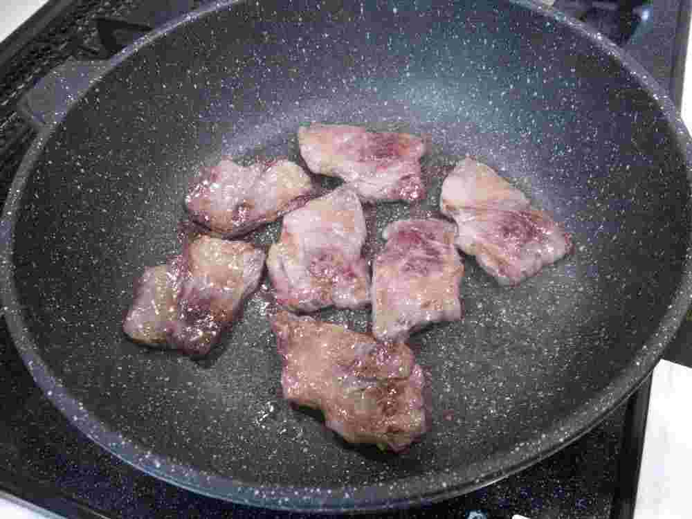 お肉をフライパンで焼いている