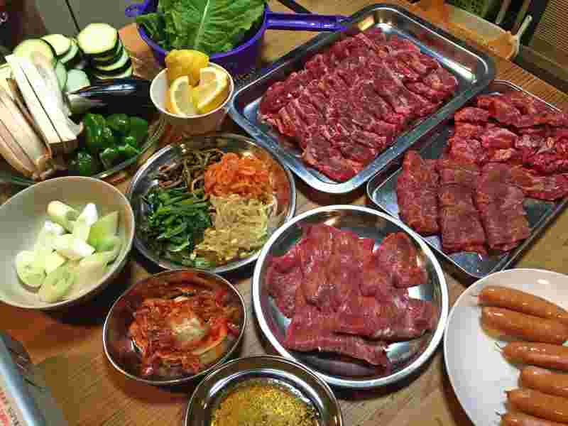 テーブルに置かれたたくさんのお肉や野菜