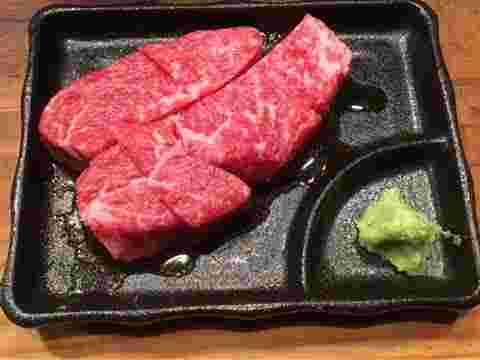 お皿に並んだ万両のマルシン