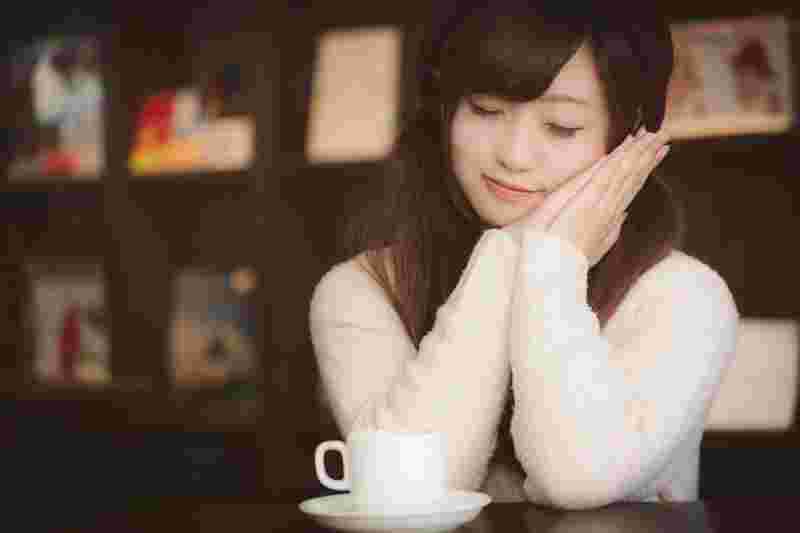 女性とコーヒー