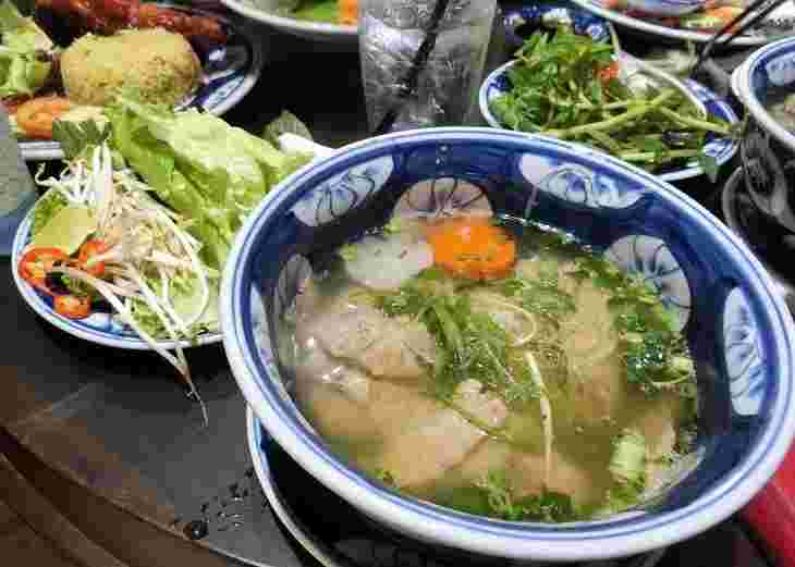 ベトナム料理の食卓