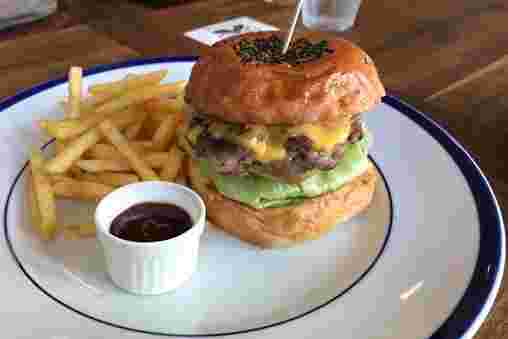 FINE DAY’S BURGERのバーガーとポテト