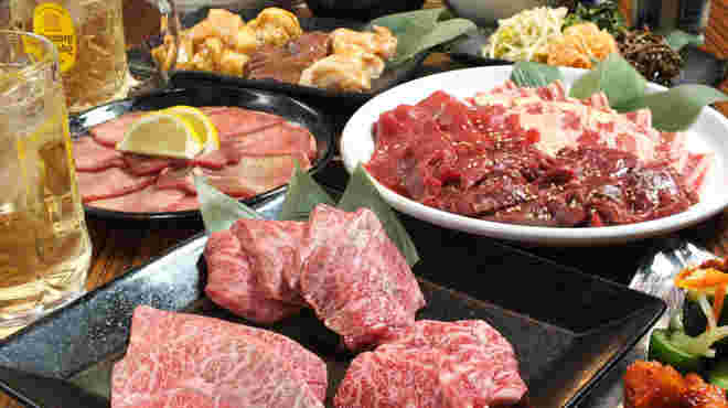 多くの種類のお肉が並べられている
