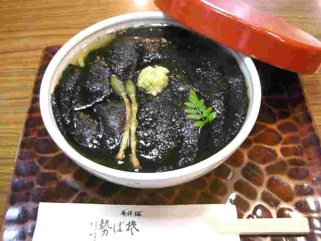 一面に海苔がのって蕎麦が見えない花巻そば
