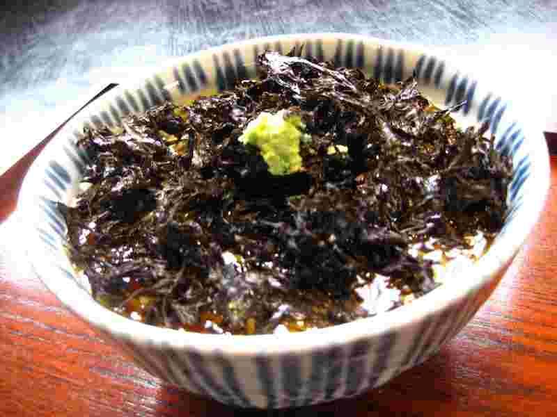 花巻そばイメージ、海苔がたっぷりのってワサビが中央にちょんと乗っている海苔蕎麦