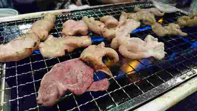 焼肉三四郎の焼いている肉