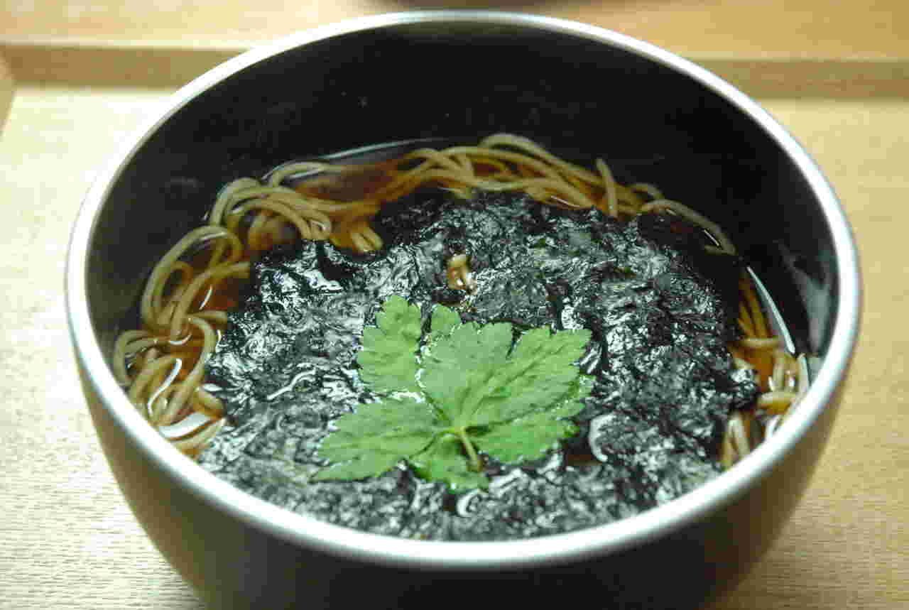 三つ葉が乗った花巻蕎麦