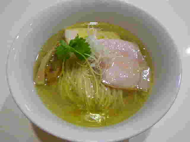 らあめん サンドの比内地鶏とシャモロックの塩らあめん