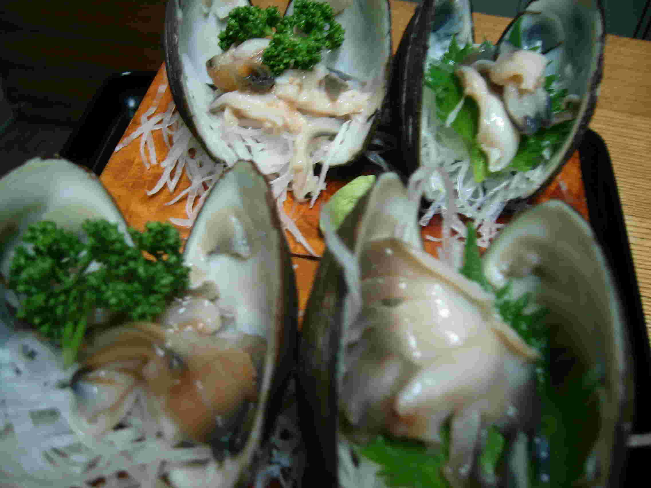 新鮮なホッキの刺身が食べやすい大きさに切られている画像