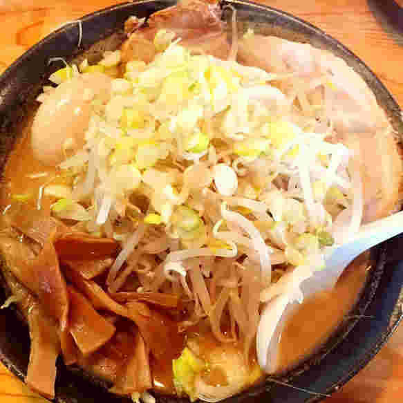 もやしがたっぷり乗ったこってり味噌ラーメン