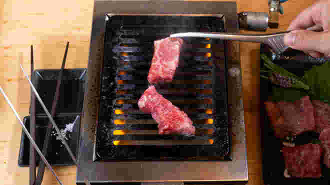 焼肉を焼く